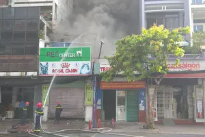 Ngọn lửa kèm khói đen bốc cao hàng chục mét