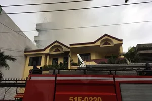 Khói lửa bốc cháy dữ dội