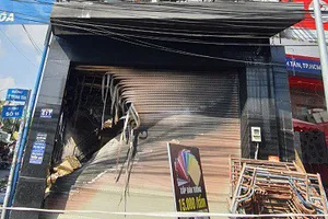 Lực lượng chức năng dùng xe thang giải cứu những người mắc kẹ trong căn nhà