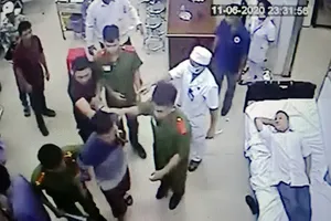 Lực lượng công an đưa ông Chân về trụ sở làm việc