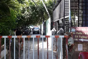 Lực lượng chức năng phong tỏa hiện trường vụ cháy. Ảnh: CHÍ THẠCH