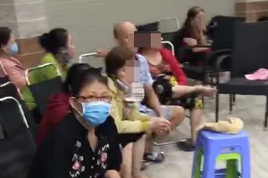 Các con bạc tại hiện trường lúc bị công an ập vào kiểm tra