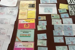 Bắt nhóm tổ chức “Mua bán, làm giả giấy tờ, văn bản, chứng chỉ” 