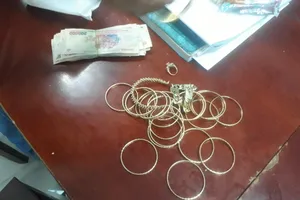 Số tiền và vàng được 2 vợ chồng thu gom rác nhặt được