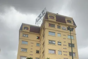 Công an phong tỏa khám xét trụ sở Công ty Alibaba trước đó. Ảnh: CHÍ THẠCH 