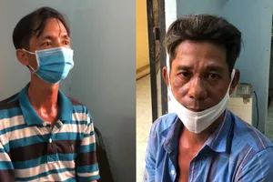 Hai đối tượng Bình và Phú (từ trái qua phải) tại cơ quan công an 