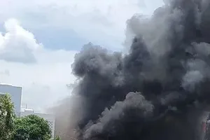 Ngọn lửa bùng cháy dữ dội 