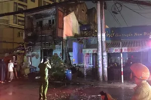 Công an phong toả khám nghiệm hiện trường. Ảnh: CHÍ THẠCH 