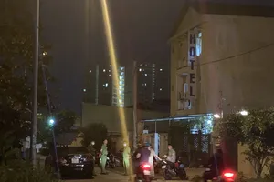 Công an phong tỏa khám nghiệm hiện trường. Ảnh: CHÍ THẠCH 