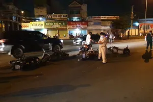 Công an tại hiện trường. Ảnh: CHÍ THẠCH 