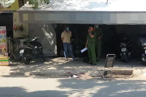 Công an khám nghiệm hiện trường. Ảnh: CHÍ THẠCH 