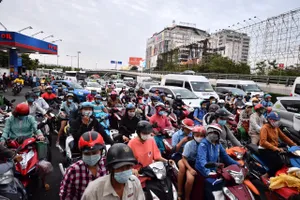 Các phương tiện ùn ứ gần khu vực sân bay Tân Sơn Nhất. Ảnh: CHÍ THẠCH 