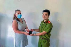 Công an trả lại tài sản cho nữ nhân viên Lãnh sự quán Mỹ 