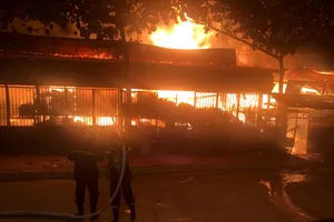 Cháy lớn ở xưởng gỗ quận 12, nhiều người hoảng sợ