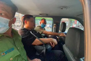 Người đàn ông cùng tang vật được đưa về trụ sở