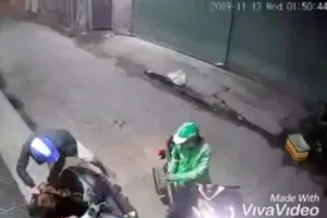 Một vụ dùng bình xịt hơi cay tấn công người dân, cướp tài sản được camera an ninh ghi lại 