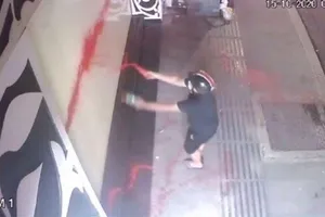 Camera ghi lại cảnh 1 vụ tạt sơn đòi nợ