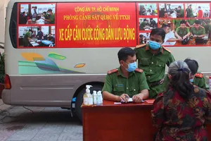 Nhiều người già, trẻ em được xe cấp CCCD lưu động “phục vụ” tới đêm ở TP Thủ Đức. Ảnh: CHÍ THẠCH 