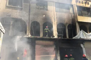 Lực lượng chữa cháy tại hiện trường. Ảnh: CHÍ THẠCH 