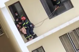 Lực lượng tiếp cận cô gái có ý định tự tử. Ảnh: C.T