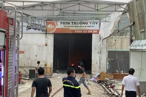 Lực lượng chức năng tại hiện trường vụ cháy