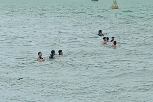 Thợ lặn tìm kiếm thi thể bé 2 tuổi mất tích ở sông Soài Rạp 