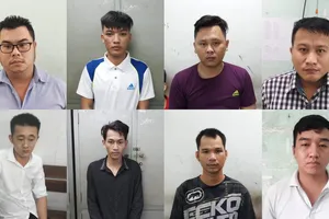 Nhóm bị can tại cơ quan công an. Ảnh: CHÍ THẠCH 
