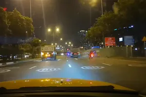 Hình ghi lại cảnh xe ben lưu thông tốc độ cao, gây náo loạn trên đường Võ Văn Kiệt vào đêm ngày 21-6