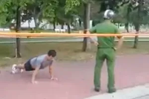 Nam thanh niên vô tư tập thể dục dù bị nhắc nhở. Ảnh cắt từ clip
