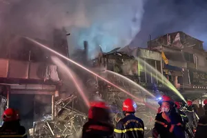 Lực lượng chức năng chữa cháy tại hiện trường