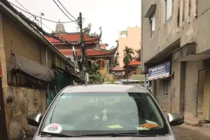 Xe dán bảng “Bếp cơm thiện nguyện...” đưa người từ TPHCM về quê với giá 5 triệu đồng