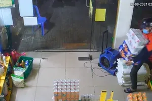 Hình ảnh cắt từ camera an ninh ghi nhận vụ việc