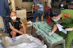 Đối tượng L.T.H. cầm đầu đường dây ma tuý từ từ Campuchia về TPHCM bằng xe “luồng xanh” lúc bị bắt. Ảnh: CA