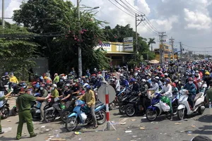 Người dân âm tính, F0 khỏi bệnh tạm thời qua chốt về miền Tây trong ngày 1-10. Ảnh: C.T