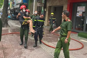 Cảnh sát PCCC TPHCM giải cứu cặp vợ chồng  thoát khỏi căn nhà bốc cháy ở quận 4. Ảnh: PC07