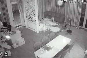 Đối tượng lục lọi bàn gần chỗ 2 vợ chồng anh P. nằm ngủ 