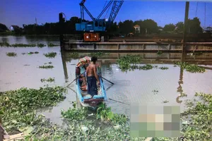 Thi thể người nhiều hình xăm, không mặc quần áo nổi trên sông Sài Gòn