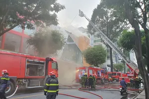Lực lượng chức năng chữa cháy ở hiện trường. Ảnh: C.T