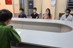 Công an lấy lời khai các đối tượng