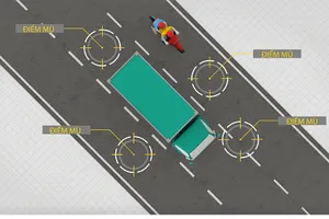 Đội CSGT-TT Công an quận 3 kiểm tra ngẫu nhiên một người dân. Ảnh: DŨNG PHƯƠNG