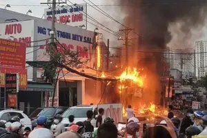 Ngọn lửa bùng cháy dữ dội 