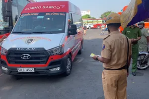 Đội CSGT Hàng Xanh thuộc Phòng Cảnh sát giao thông đường bộ - đường sắt (PC08), Công an TPHCM phối hợp cùng các đơn vị tiến hành kiểm tra nồng độ cồn, ma túy và phòng, chống dịch Covid-19 ở khu vực Bến xe Miền Đông.