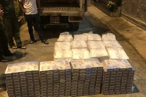 Kiểm tra xe tải phát hiện chở gần 8.000 bao thuốc lá lậu cùng súng, đạn 