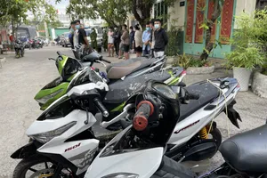 Nhóm "quái xế" cùng xe độ bị bắt tại cơ quan công an 