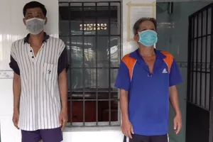 Hai đối tượng tại cơ quan công an. Ảnh: C.T