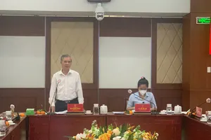 Phó Chủ tịch UBND TPHCM Ngô Minh Châu dẫn đầu đoàn công tác của UBND TPHCM có buổi làm việc với UBND quận 6 về kế hoạch thực hiện nhiệm vụ năm 2022. Ảnh: CHÍ THẠCH 