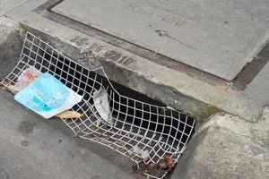 Cảnh báo tình trạng mất lưới chắn rác tại các hố ga