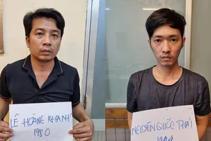 Khanh và Thái (từ trái qua phải) tại cơ quan công an. Ảnh: CHÍ THẠCH 