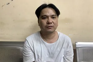 Đưa điện thoại cho tài xế xem đường, du khách nước ngoài bị cướp trắng trợn