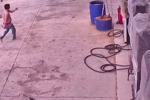 Đưa kẻ đâm nhân viên cây xăng bằng kéo đi giám định tâm thần